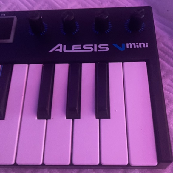 ALESIS Vmini Keyboard - Picture 3 of 6